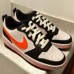 NIKE COURT BOROUGH LOW 2 (GS) BLACK/WHITE BOYS 5 Y